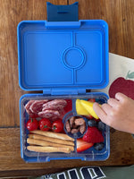 Načítať obrázok do zobrazovača galérie, Yumbox Snack 3 oddelenia pravá modrá s potlačou (raketa)
