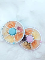 Načítať obrázok do zobrazovača galérie, Göbe Spinner FLIP (malý) - boxík s tlačidlom pre najmenších s 5 priehradkami fialová
