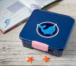 Načítať obrázok do zobrazovača galérie, Holografická vodeodolná nálepka veľryba Narval
